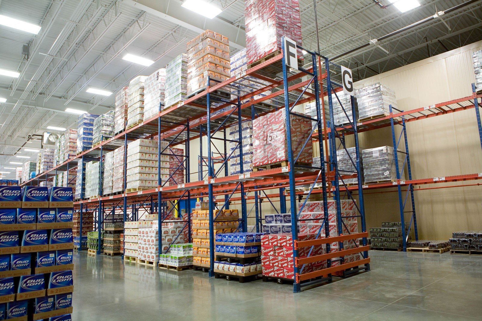 A 3-high Frazier Sentinel Selective Pallet Racking system stores beverage products.