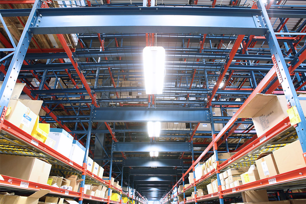 Overhead storage in a Pick Tunnel pallet racking system.